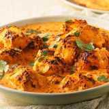 Il pollo invece � preparato in diversi modi. Si chiama tikka se cucinato con un burro denominato ghee che, una volta cotto, diventa una salsina